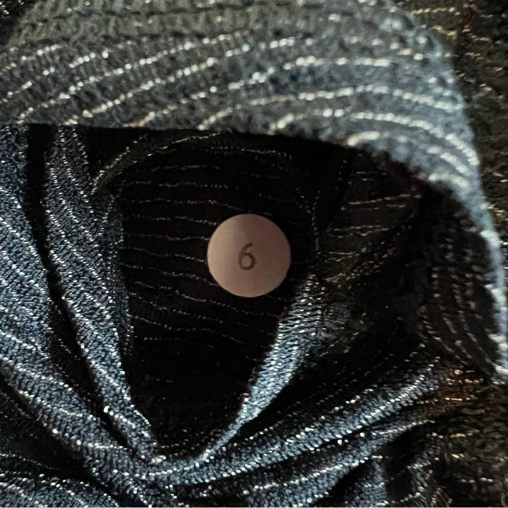 Lululemon • Black & Gray Run Revitalize Tech Tee • Size 6 - Picture 5 of 5